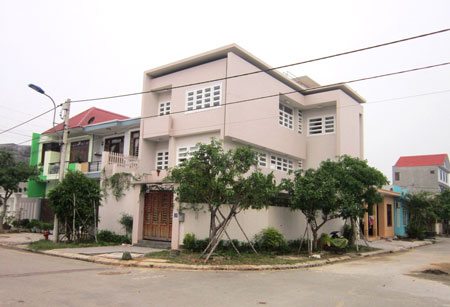  Lô đất hai mặt tiền tại khu tái định cư Bàu Vá được vợ chồng ông Hồ Viết Tư và bà Trương Thị Thu xây dựng nhà mới và chuyển đến ở từ lâu