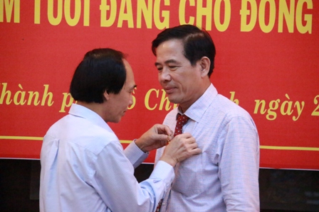 Đồng chí Đỗ Văn Thuật, Phó bí thư Thường trực Đảng ủy Bộ GTVT trao Huy hiệu 30 năm tuổi Đảng cho đồng chí Nguyễn Văn Ninh