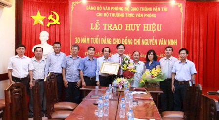 Các đồng chí trong Chi bộ chúc mừng đồng chí Nguyễn Văn Ninh
