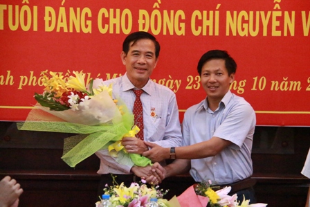 Đại diện lãnh đạo VP Báo Giao thông tại TP Hồ Chí Minh chúc mừng đồng chí Nguyễn Văn Ninh