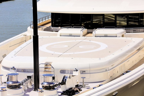 Du thuyền của tỷ phú Abramovich có hai sân đậu trực thăng.