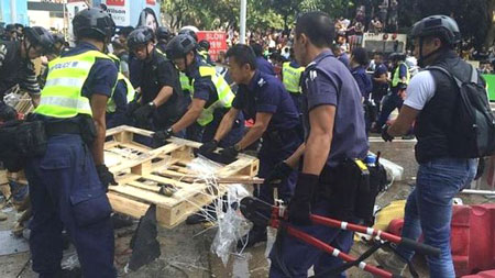 Cảnh sát dỡ bỏ chướng ngại vật do người biểu tình dựng lên