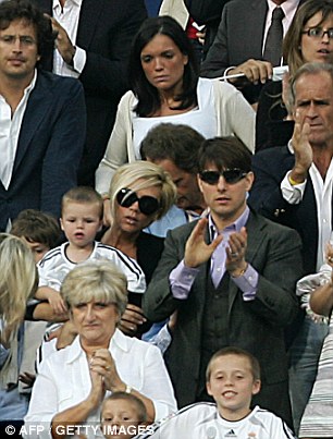 Tom Cruise đứng cạnh vợ Beckham trên khán đài