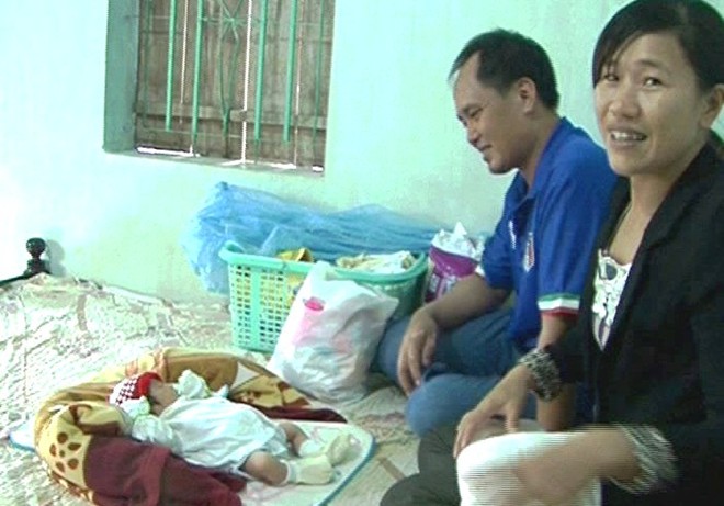 Bé sơ sinh đang được chăm sóc tại gia đình chị Toàn