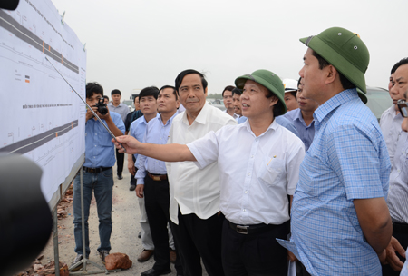 Giám đốc Sở GTVT Hà Tĩnh Lương Phan Kỳ báo cáo nhanh tiến độ thi công dự án nâng cấp mở rộng QL 1 đoạn do Sở làm chủ đầu tư 