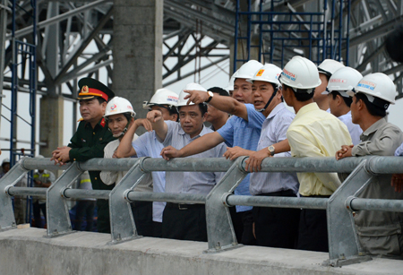 Bộ trưởng Đinh La Thăng cùng lãnh đạo UBND tỉnh Nghệ An kiểm tra tiến độ thi công dự án xây dựng nhà ga hành khách tại Cảng hàng không Vinh