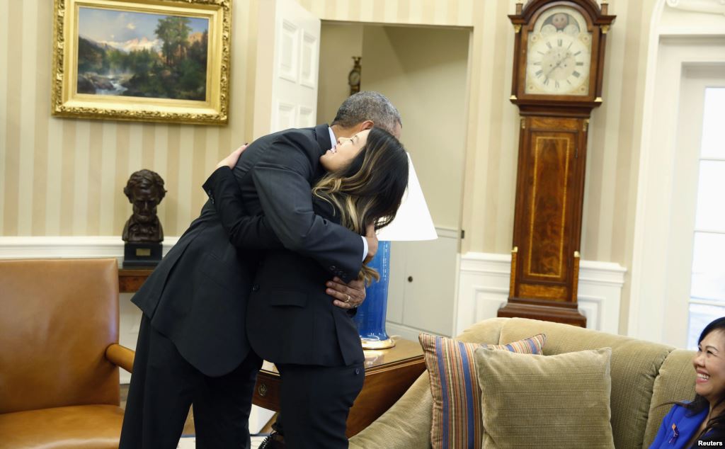 Tổng thống Obama ôm nữ y tá gốc Việt tại Nhà Trắng trước khi cô về nhà