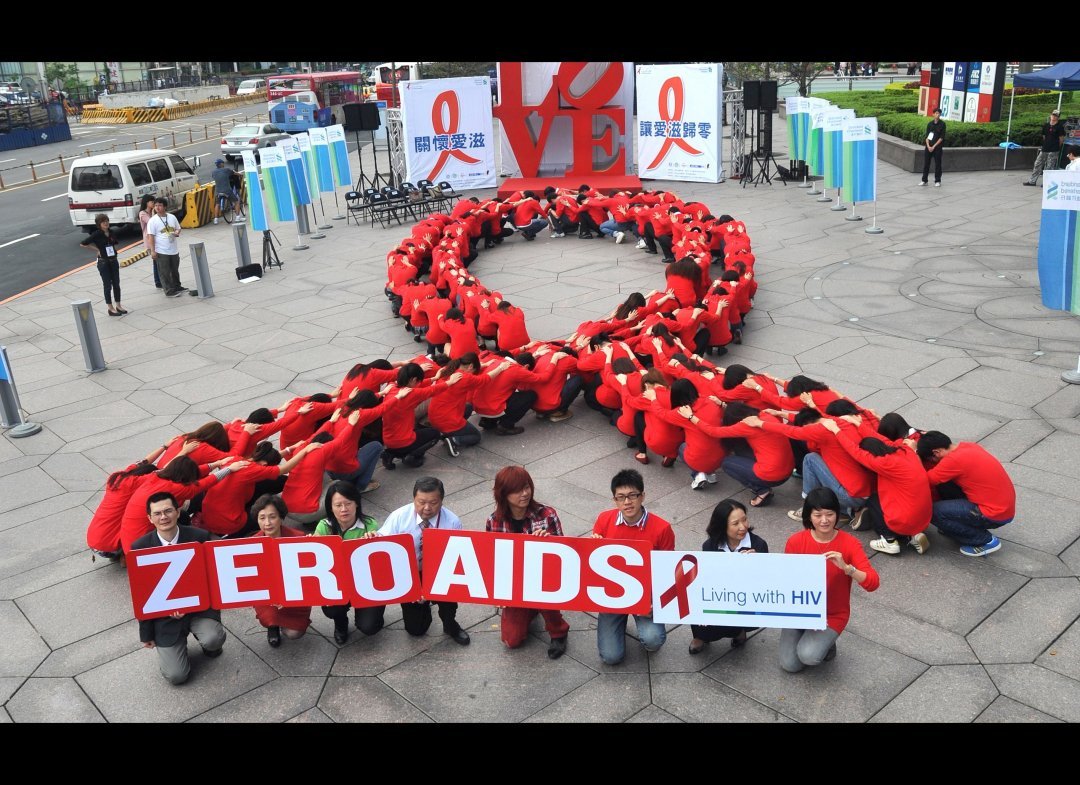 Bạn trẻ chuyển tải thông điệp phòng chống HIV/AIDS - ảnh minh họa