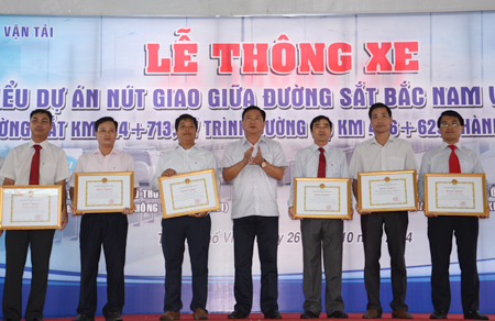 Bộ trưởng Đinh La Thăng tặng bằng khen cho các tập thể, cá nhân có thành tích xuất sắc trong quá trình thi công dự án