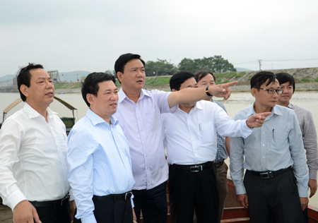 Bộ trưởng cùng lãnh đạo tỉnh Nghệ An đi thị sát 
