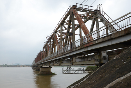 Cầu đường sắt Yên Xuân hiện không đáp ứng được nhu cầu đi lại ngày một cao của người dân các huyện phía Tây 2 tỉnh Nghệ An - Hà Tĩnh