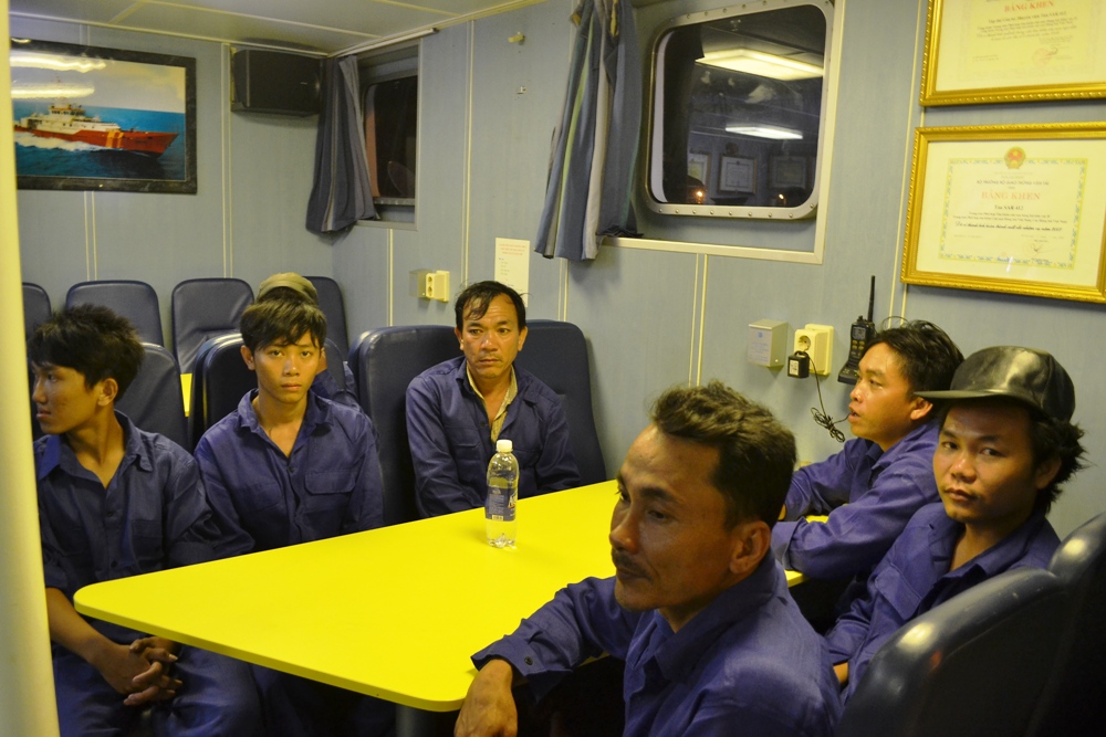 Dù đã được cứu vớt trở về đất liền an toàn, nhưng các ngư dân bị nạn vẫn chưa hết bàng hoàng - Ảnh: Triều Dương