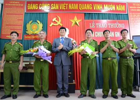 Phó Chủ tịch UBND tỉnh Nghệ An trao số tiền thưởng trị giá 60 triệu đồng cho Ban chuyên án
