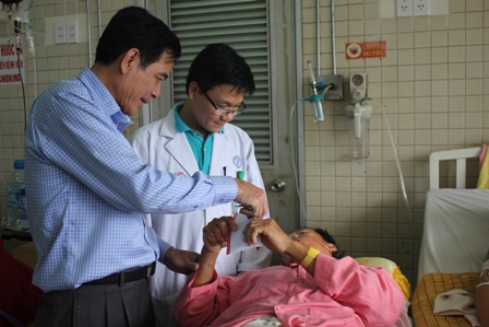 Anh Nguyễn Văn Nam xúc động trước sự thăm hỏi chăm sóc ân cần của lãnh đạo báo Giao Thông và bác sĩ điều trị