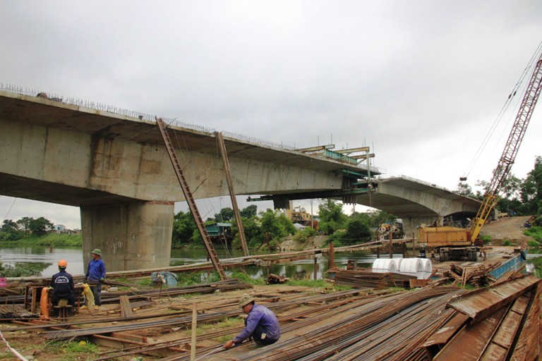 Dự án cầu sông Hiếu có chiều dài hơn 193m, rộng 18m, là cầu vĩnh cửu bằng bê tông cốt thép, với tổng mức đầu tư gần 600 tỷ đồng do Ban quản lý dự án Đầu tư và Xây dựng (thuộc Sở GTVT Quảng Trị) làm chủ đầu tư, Công ty Xây dựng MTV cầu 75 phụ trách thi công và được khởi công từ năm 2010.