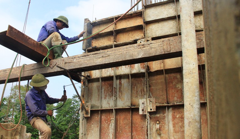 Sau hơn 2 năm gián đoạn, đến nay cầu Sông Hiếu lại được tái khởi động trở lại. Tháng 6/2014, UBND tỉnh Quảng Trị đã duyệt hơn 9,236 tỷ đồng kinh phí để bồi thường, hỗ trợ cho 17 hộ gia đình, cá nhân trong diện bị ảnh hưởng và GPMB công trình này
