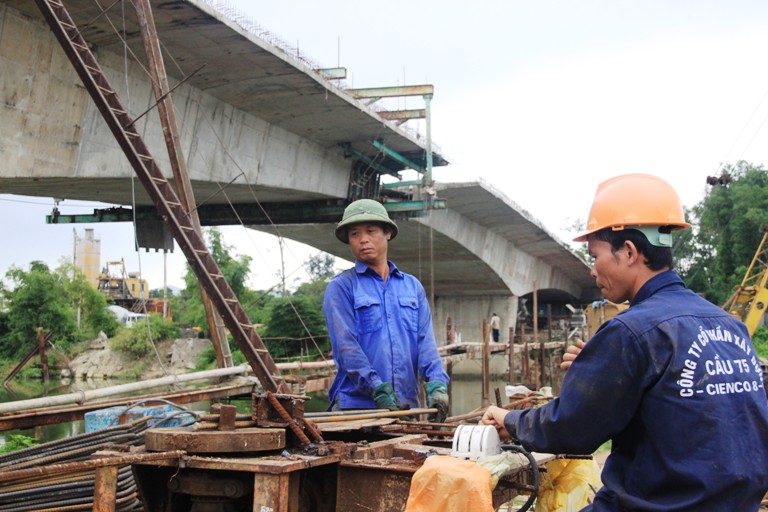 Khí thế lao động khẩn trương ở tất cả các bộ phận