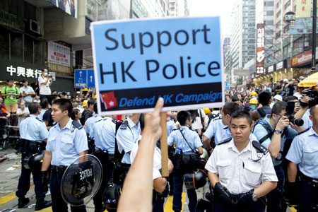 Biển hiệu ủng hộ cảnh sát của người biểu tình chống phong trào đòi dân chủ
