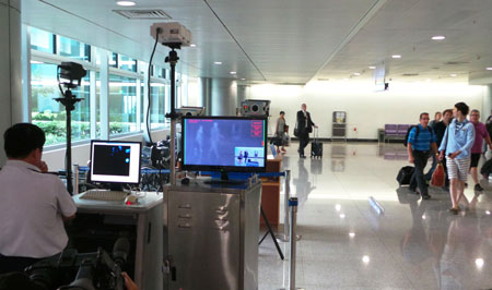 Nhân viên y tế trực 24/24h để kiểm tra, phòng chống dịch Ebola tại Cảng hàng không quốc tế Tân Sơn Nhất
