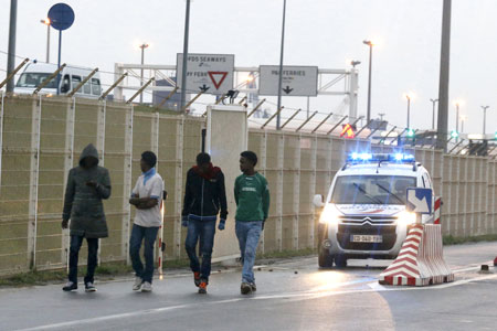 Những người nhập cư trái phép bên ngoài cảng Calais