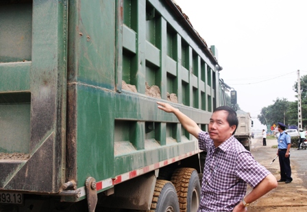 Ông Nguyễn Văn Huyện, chỉ vết tích của cơi thùng của xe vi phạm