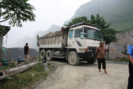 Xe chạy trong mỏ cũng chở vượt thành thùng