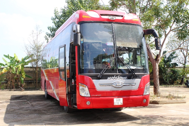 Xe ô tô khách mang BKS 98B-101.14 