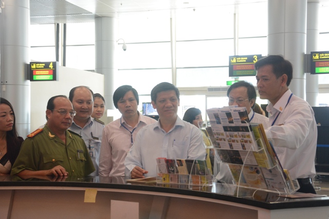 Thứ trưởng Bộ Y tế Nguyễn Thanh Long kiểm tra công tác phofngc hống dịch bệnh tại phòng chờ quốc tế Sân bay Đà Nẵng.