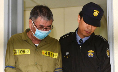 Ông Lee Joon-seok (trái), thuyền trưởng phà Sewol trong phiên tòa ngày 27/10