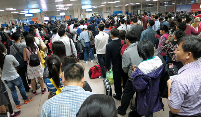 Sân bay Tân Sơn Nhất quá tải trong dịp Tết Nguyên đán 2014 - Ảnh: T.T.D.