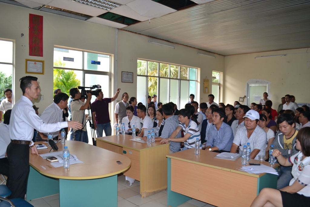 Đông đảo người dân có mặt tới dự buổi đối thoại với công ty Tân Cường Thành-Ảnh: Triều Dương