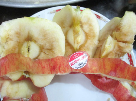 Trái táo và cam nhập khẩu chị Thu Hà (quận Thanh Xuân) mua về nhưng không sử dụng được