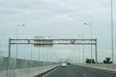 Đoạn trên cầu Long Thành vẫn giữ tốc độ 100km/h như thiết kế