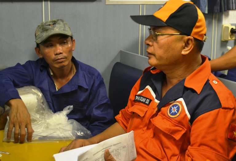 Anh Võ Văn Lẫy (áo xanh), thuyền trưởng tàu BĐ 95393 kể lại vụ việc - Ảnh: Triều Dương