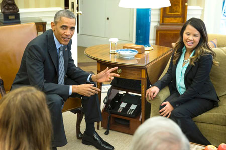 Nữ y tá gốc Việt Nina Phạm trò chuyện với Tổng thống Mỹ Obama sau khi khỏi bệnh Ebola
