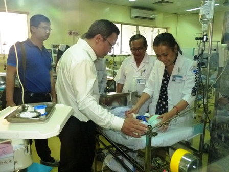 Ông Khuất Việt Hùng, Phó chủ tịch chuyên trách Ủy ban ATGT Quốc gia thăm sức khỏe của bé trai tại bệnh viện Nhi Đồng 1