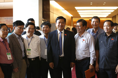 Bộ trưởng GTVT Đinh La Thăng và các đại biểu bên hành lang QH sáng 29/10Ảnh: Lã Anh