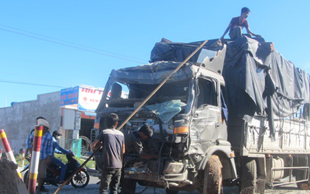 Xe tải hư hỏng nặng sau khi tông sập nhà dân.