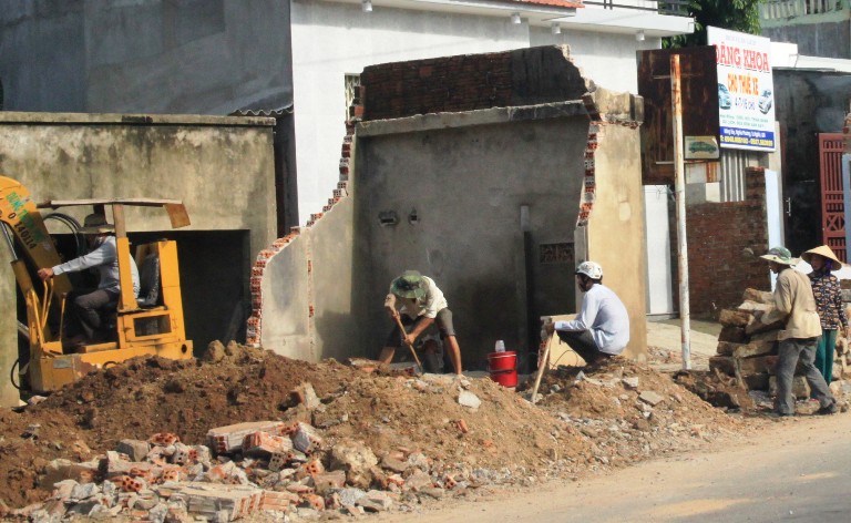 Theo Công ty TNHH BOT Thiên Tân-Thành An, vẫn còn khoảng 4 km vướng mặt bằng chưa “sạch”, do liên quan đến thừa kế, người dân đi làm xa… Ông Lập cho hay: Những đoạn này chúng tôi tranh thủ làm hệ thống thoát nước dọc, Ngay khi trời nắng lên và có mặt bằng chúng tôi tập trung làm chừng 1 tháng là xong. Ảnh: Xuân Huy