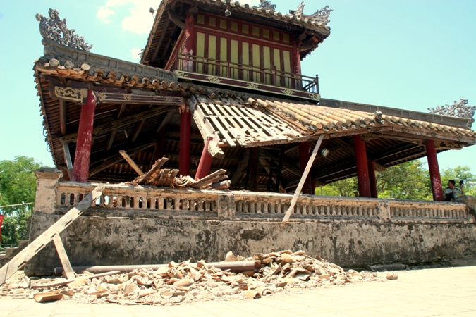 Di tích Phu Văn Lâu đã từng bị đổ sập hôm 15/5 vừa qua