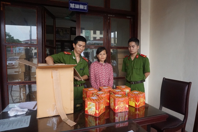 Đối tượng Nguyễn Thị Nhung bị bắt giữ tại cơ quan công an