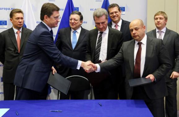 Bộ trưởng Năng lượng Nga Alexander Novak, người đồng cấp Ukraine Yuriy Prodan và Ủy viên châu Âu phụ trách năng lượng Günther Oettinger tham gia lễ ký kết