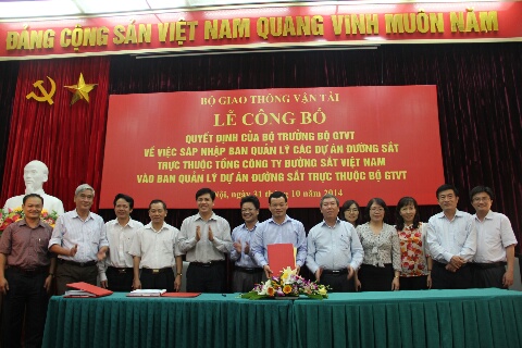 Thứ trưởng Nguyễn Ngọc Đông chứng kiến hai bên ký biên bản bàn giao