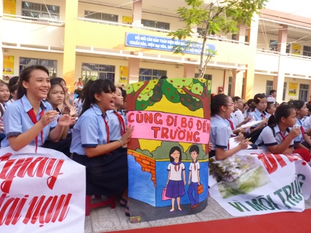 Các em học sinh trường Tiểu học Phước Bình phấn khởi hưởng ứng ngày đi bộ an toàn đến trường