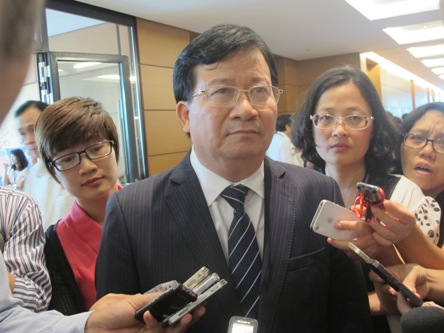 Bộ trưởng Trịnh Đình Dũng chia sẻ với báo chí bên hành lang QH sáng nay (31/10)