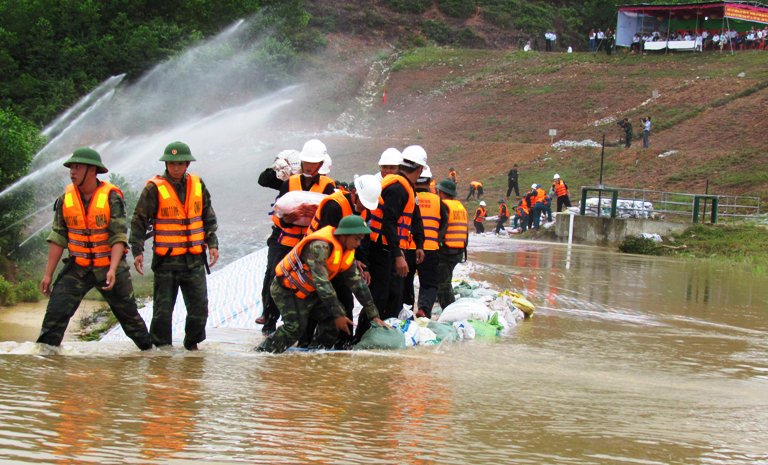 Lực lượng quân đội nỗ lực cứu hồ Thọ Sơn