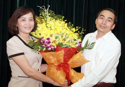 Tân Chủ tịch UBND tỉnh Ninh Bình Đinh Văn Điến (phải) - ảnh báo Nhân dân