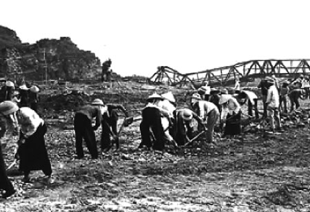 Thanh niên xung phong sửa đường đảm bảo giao thông khu vực cầu Hàm Rồng năm 1972