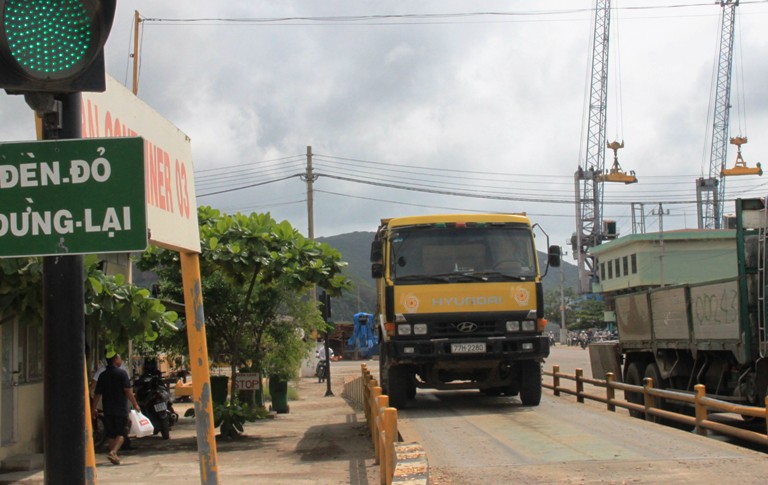 Phương tiện xuất cảng Quy Nhơn được cân tải trọng. 