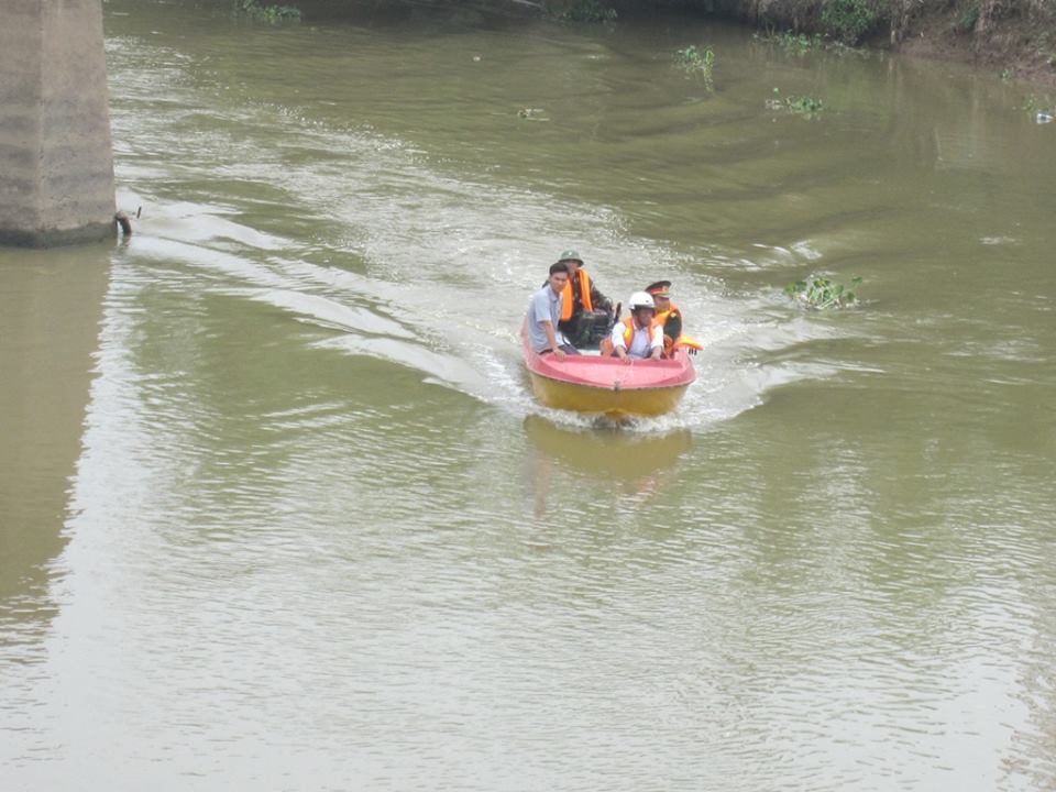 Cơ quan chức năng tỉnh Vĩnh Phúc đang tìm thi thể người phụ nữ mang thai trên sông Cà Lồ